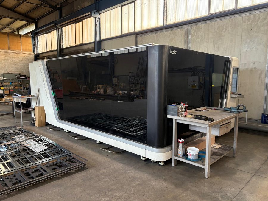 Mesa de corte láser CNC Bodor con cabina de protección en el taller de CGK