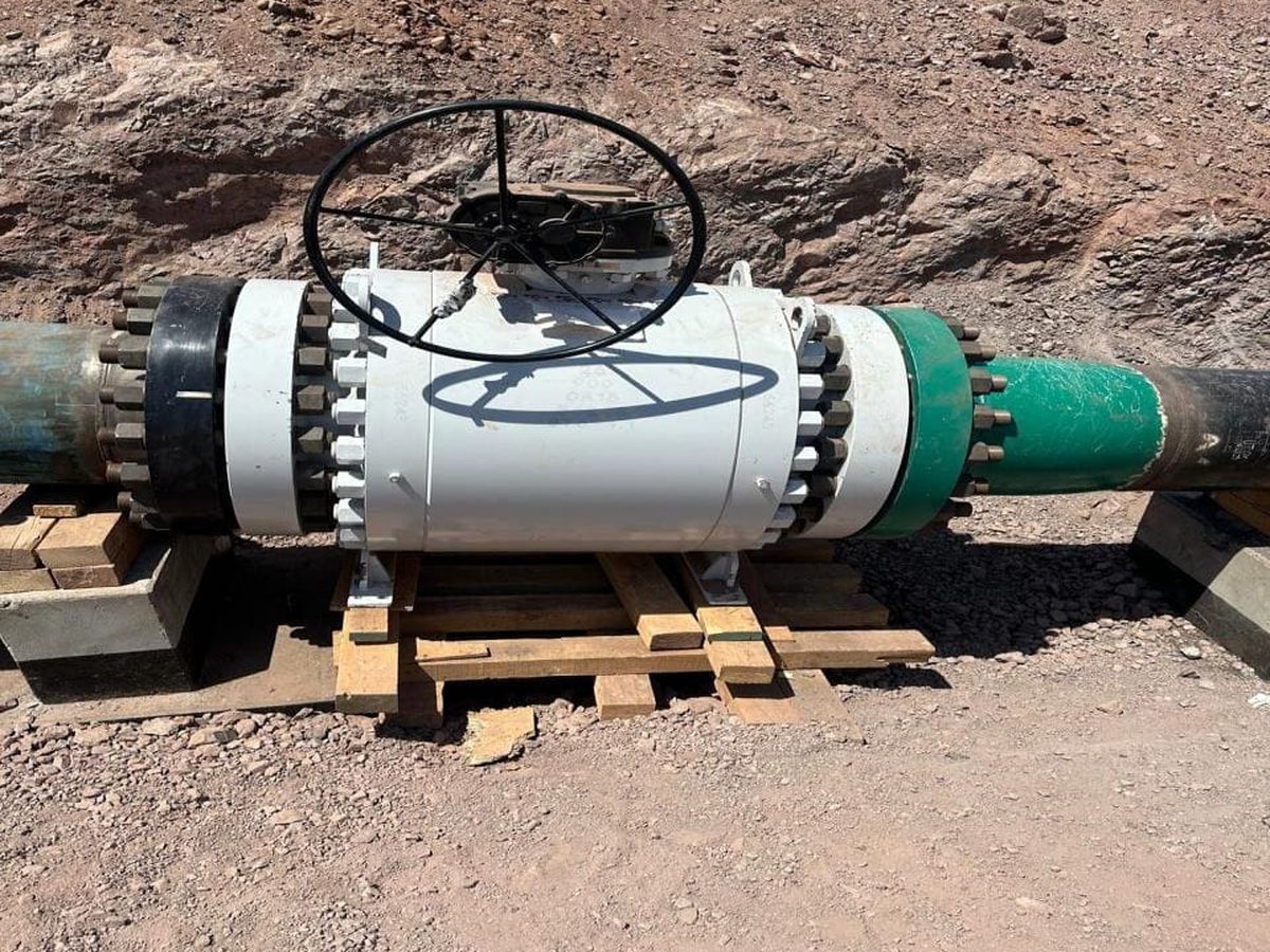 Válvula del acueducto instalada en el desierto