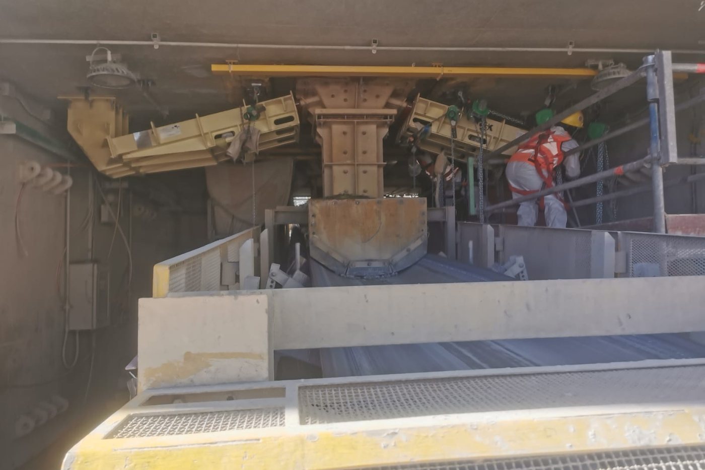 Sistema de lápices instalado bajo el chute en la planta, con la correa transportadora y la pasarela de acceso