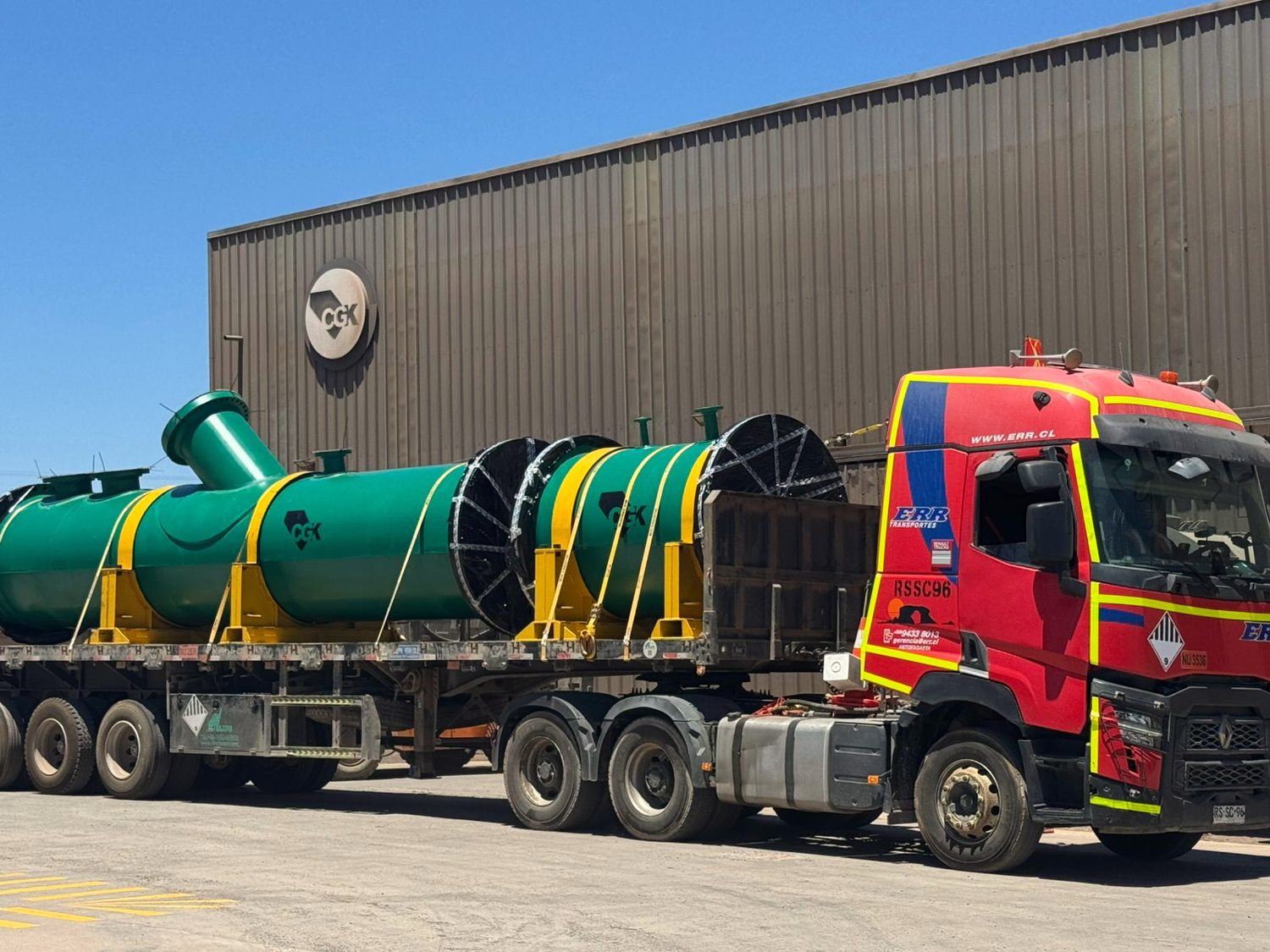 Spools del manifold cargados sobre rampla en la planta de CGK
