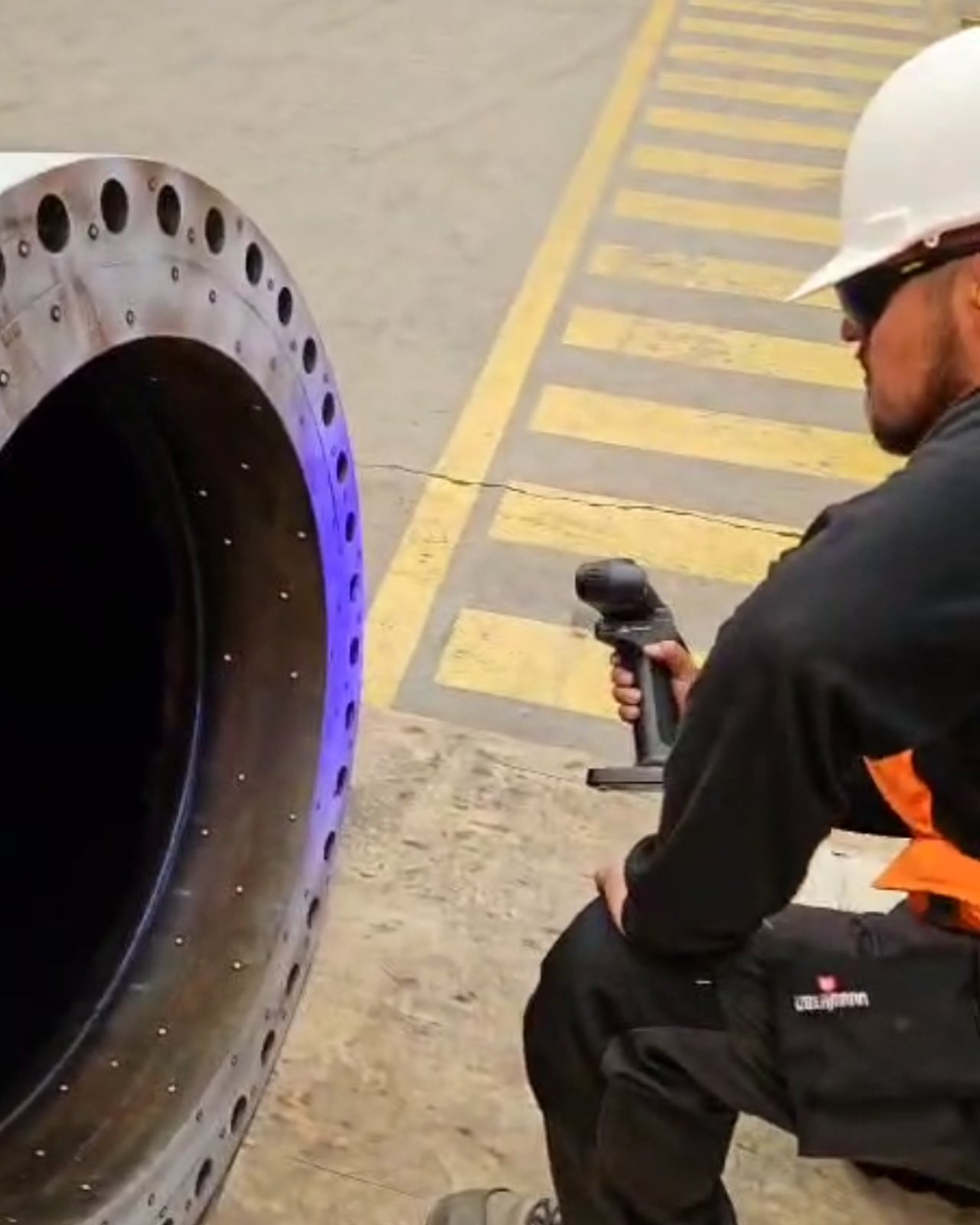 Operario tomando puntos con reflector sobre la cara de la brida de 60 pulgadas