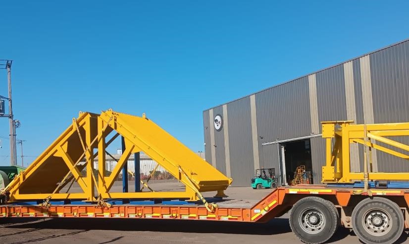 Zaranda de 3x4x4 metros amarilla sobre cama baja lista para faena