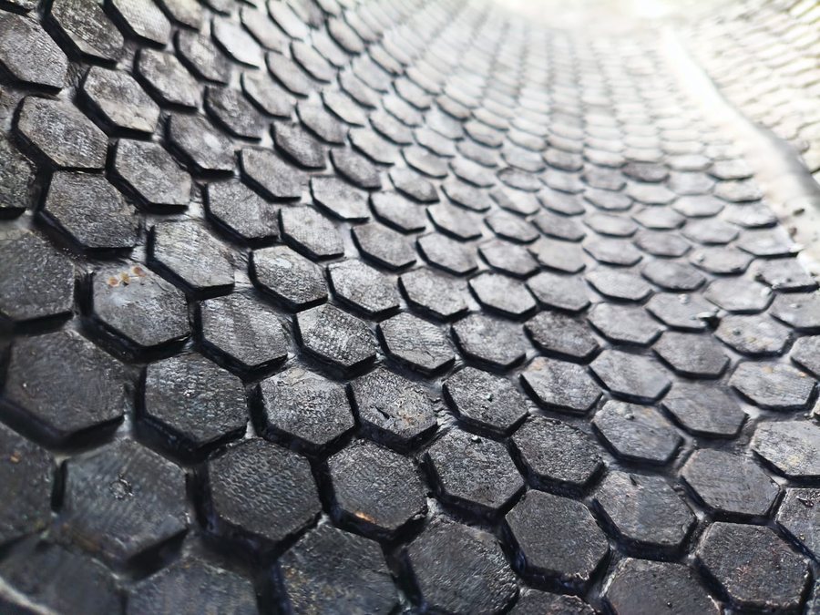Detalle de revestimiento en caucho cerámico hexagonal